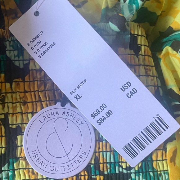 Urban Outfitter’s Two-Piece Floral Short Set. - Picture 8 of 8